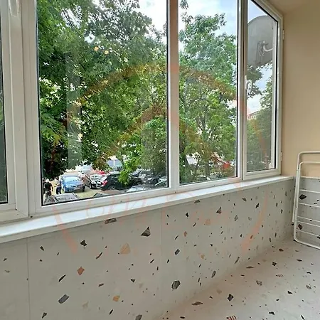 Contemporary 2br Gem In