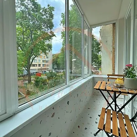 Contemporary 2br Gem In