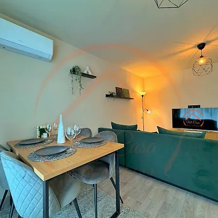 Contemporary 2br Gem In