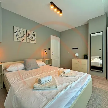 Contemporary 2br Gem In
